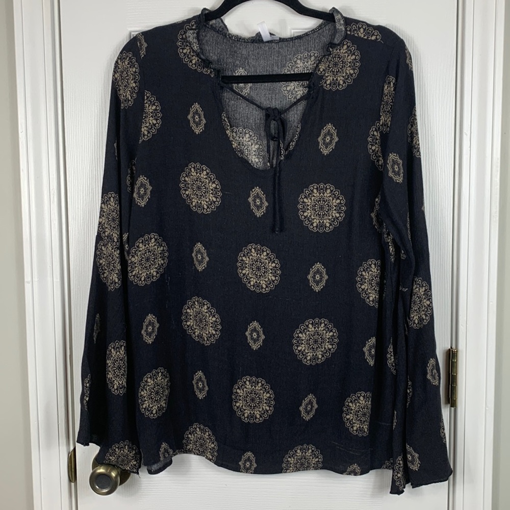 Daisies black long bell sleeves with tan designs size medium v neckline with tie